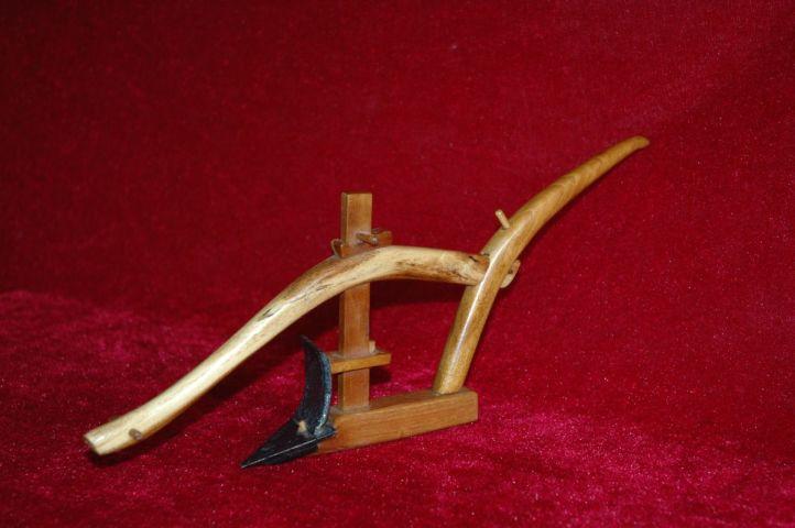 犁犁是由一种原始双刃三角形石器发展起来的,被称作"石犁".