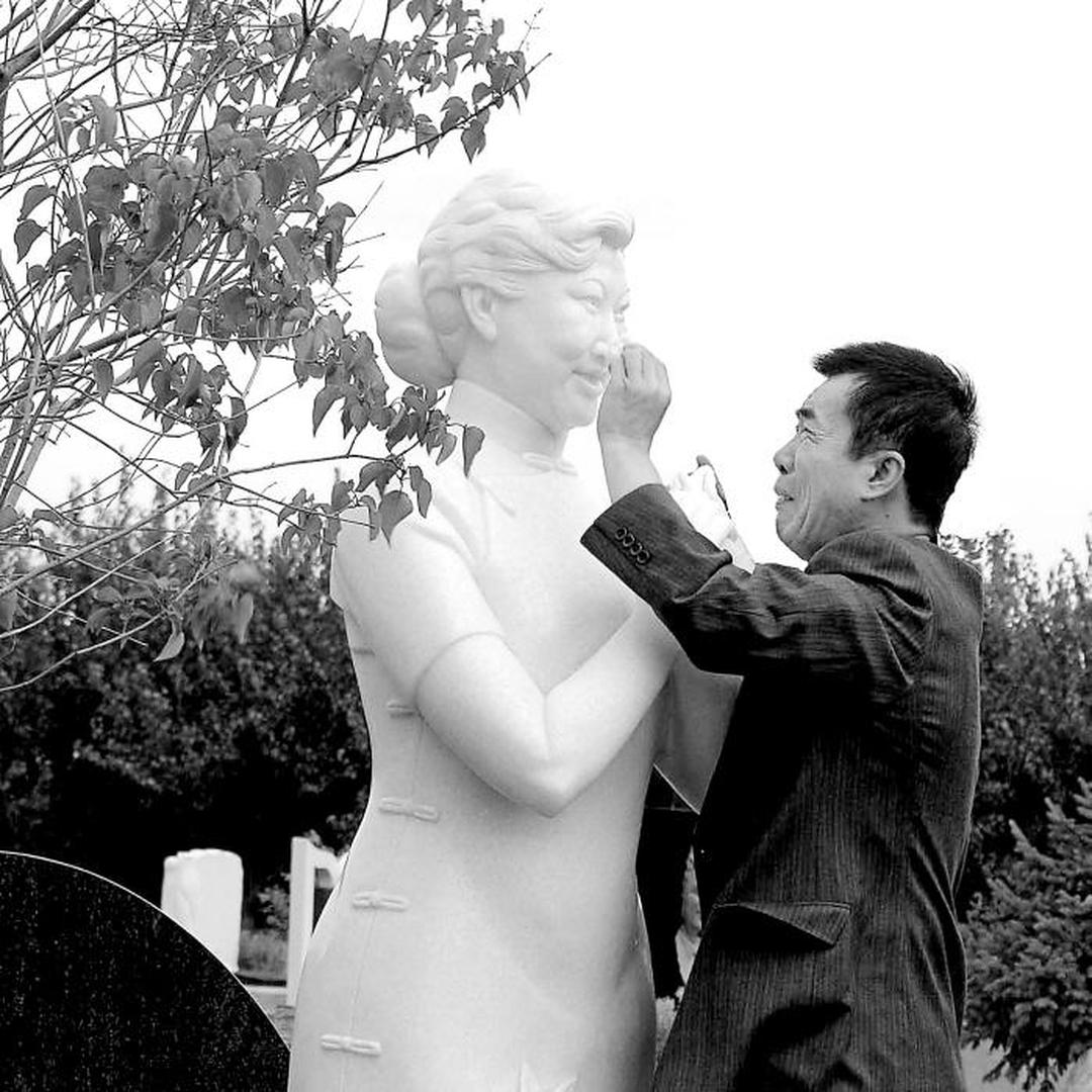 面对已逝高秀敏的塑像失声痛哭