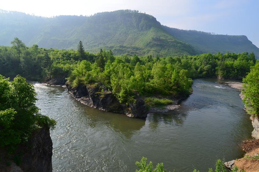 梦探幽蓝，解析梦见溪水呈现篮黑色的深层寓意