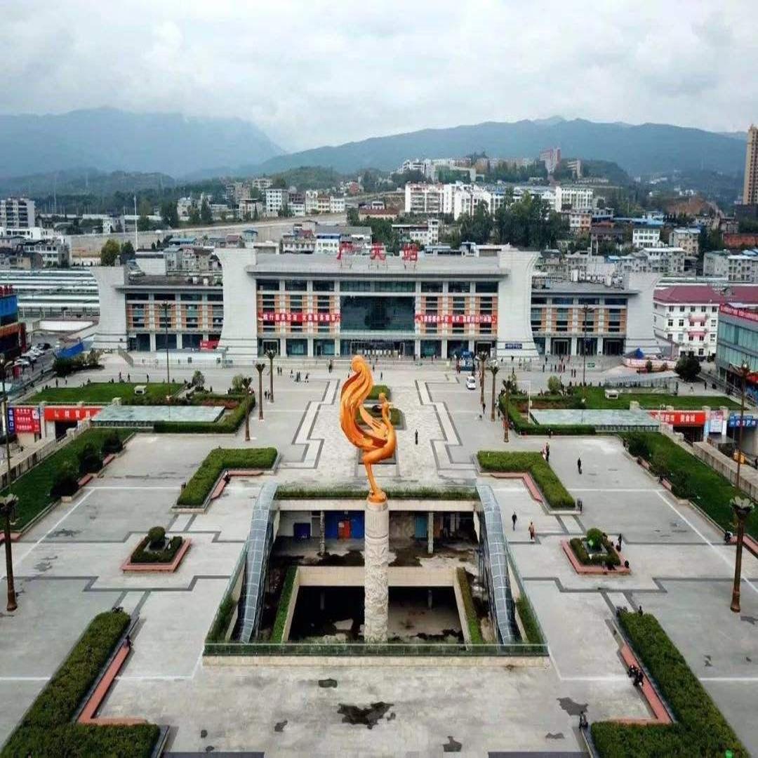 广元站站房及站前广场全景