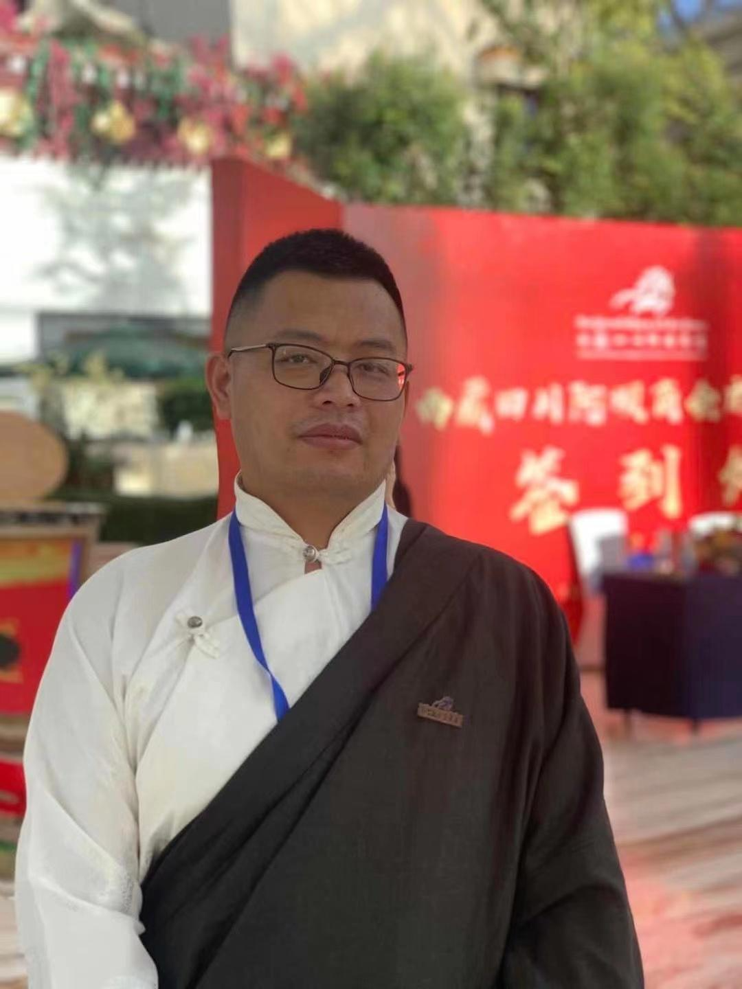 中国藏族音乐网创始人白玛多吉受邀参加雅克•藏羌彝原创音乐盛典_颁奖
