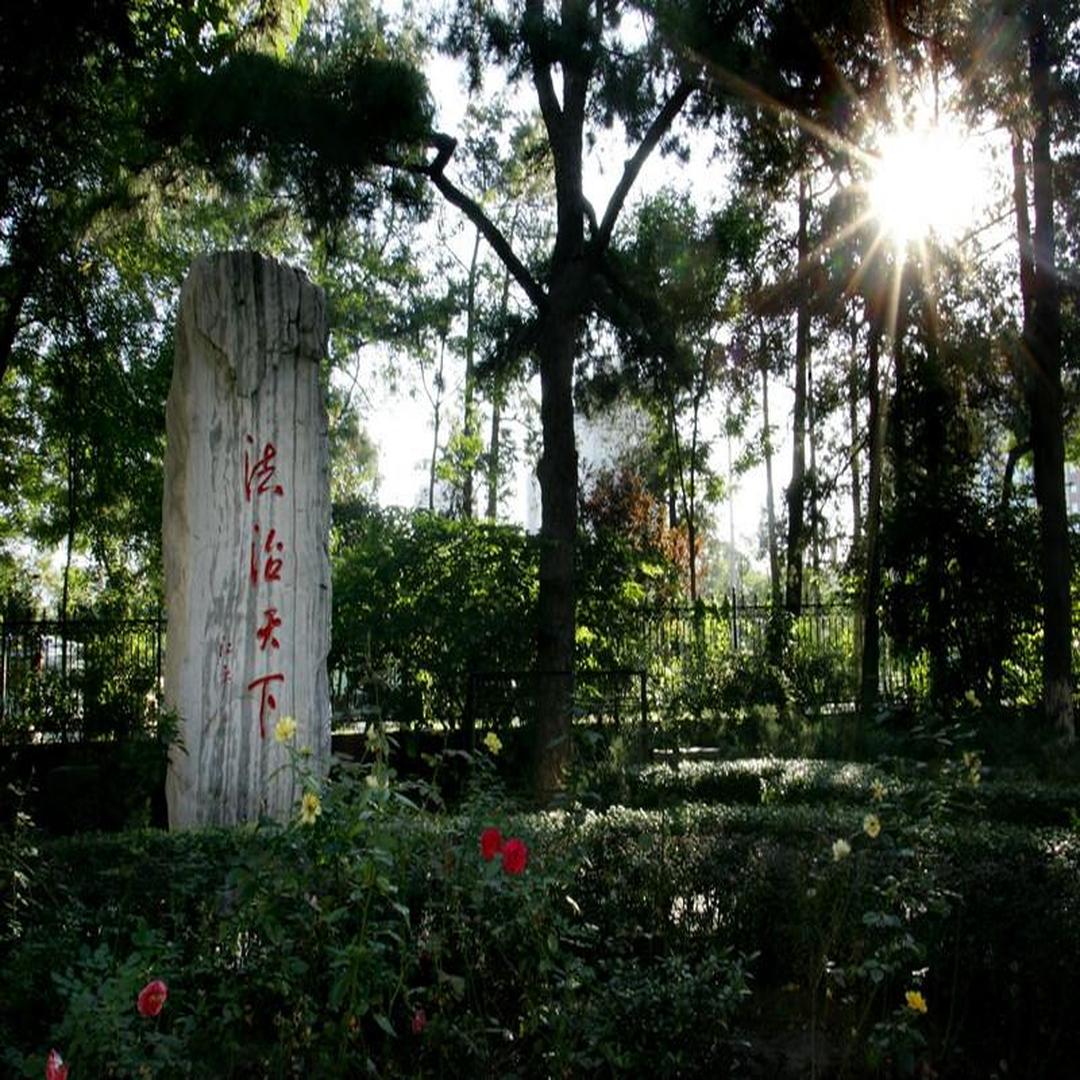 位于中国政法大学校园里的"法治天下"石碑